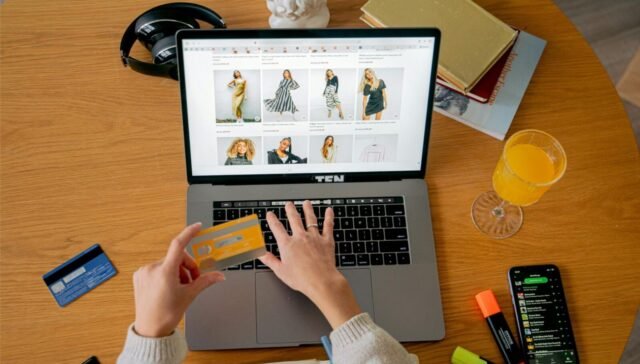 Seseorang sedang memantau dasbor alat analisis performa untuk cek kecepatan website toko online pada layar laptop.