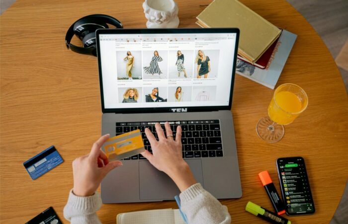 Seseorang sedang memantau dasbor alat analisis performa untuk cek kecepatan website toko online pada layar laptop.