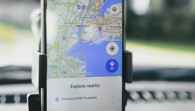 Tampilan peta Google Maps di layar ponsel yang menunjukkan lokasi toko UMKM dengan ulasan bintang lima.