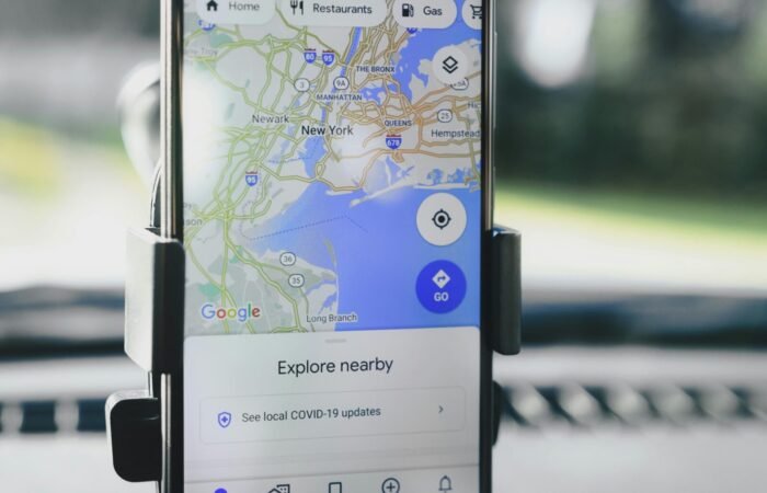 Tampilan peta Google Maps di layar ponsel yang menunjukkan lokasi toko UMKM dengan ulasan bintang lima.