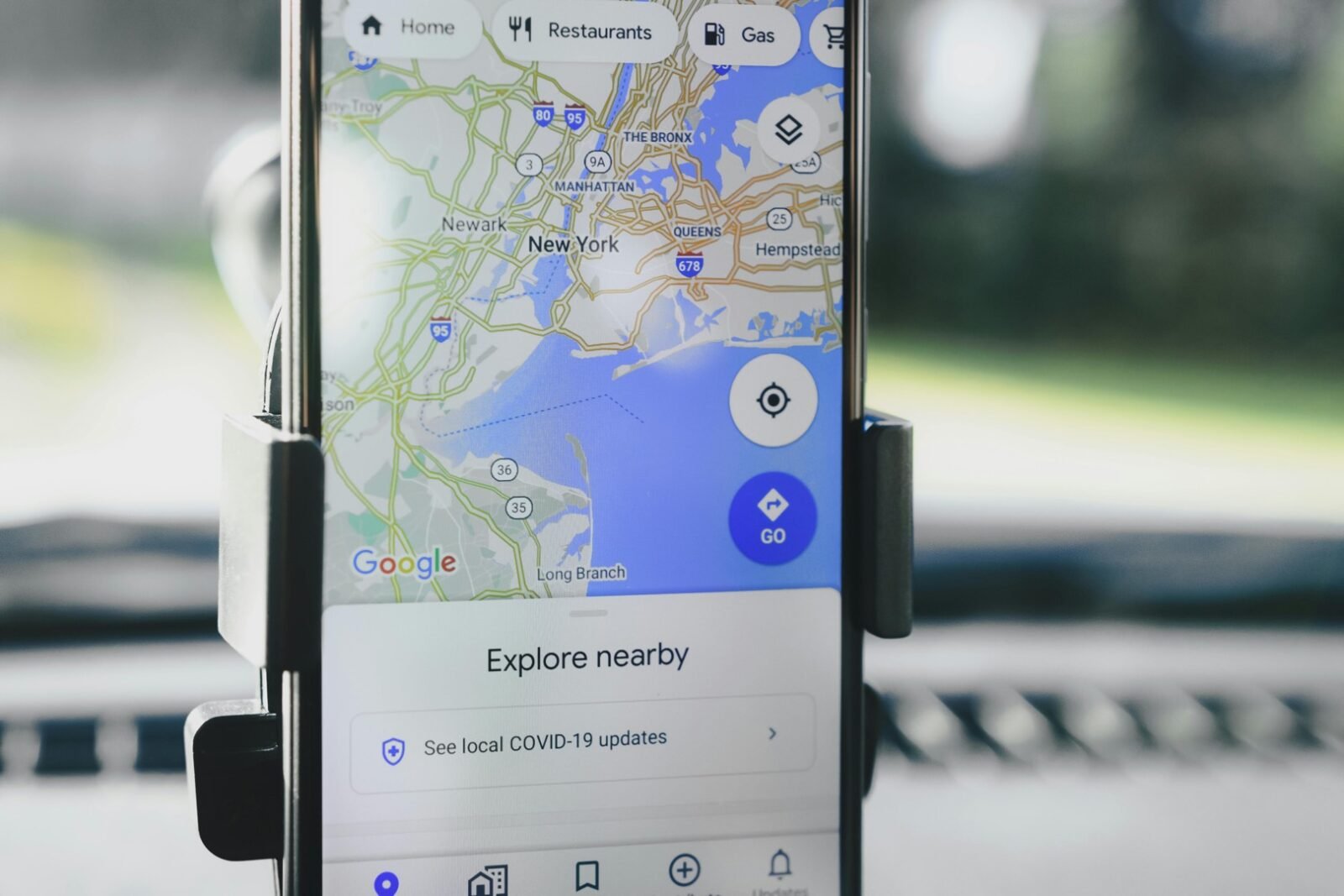 Tampilan peta Google Maps di layar ponsel yang menunjukkan lokasi toko UMKM dengan ulasan bintang lima.