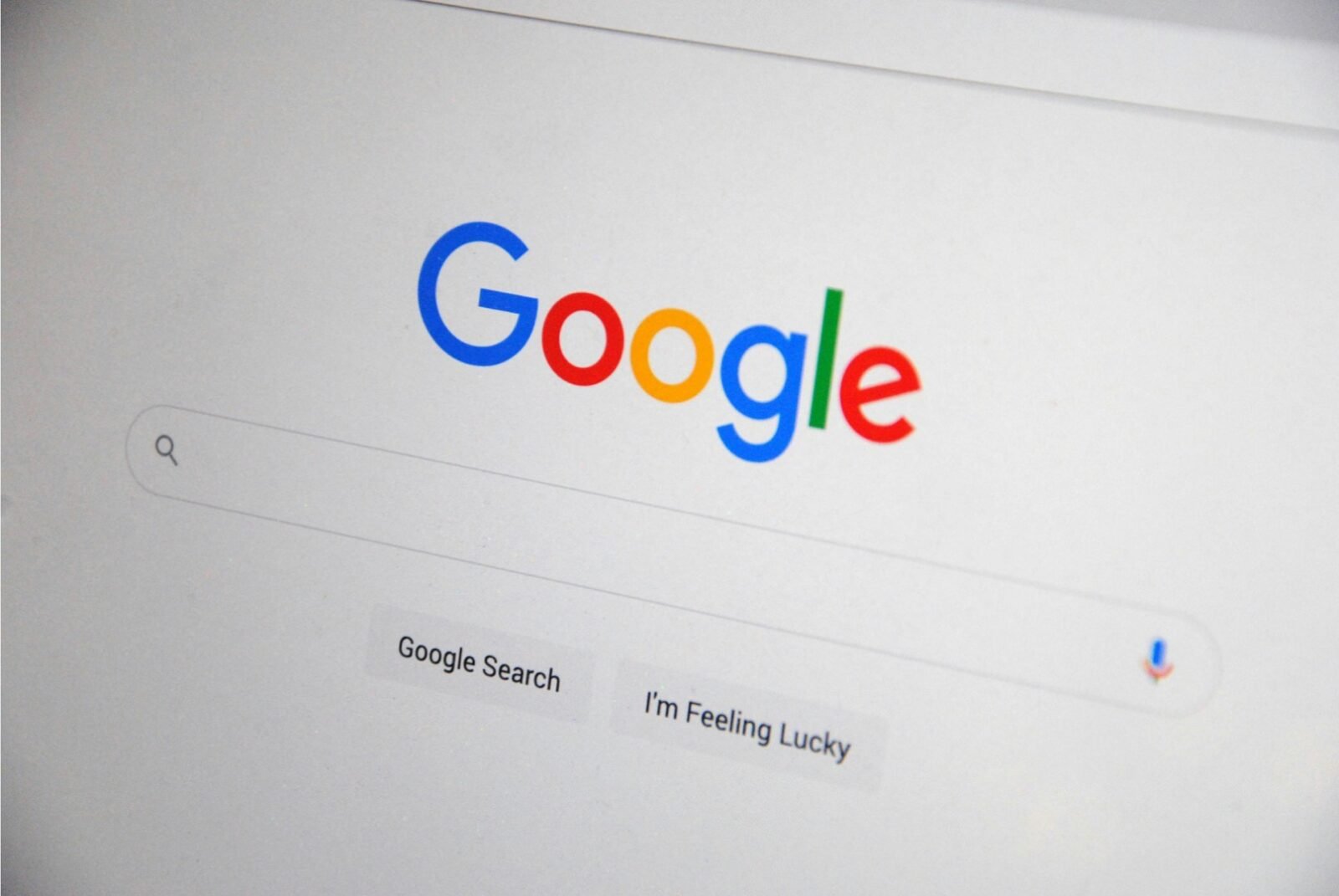 Seseorang sedang menganalisis grafik kenaikan trafik organik di halaman pertama pencarian Google pada layar monitor.
