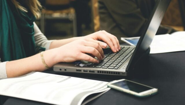 Teks copywriting persuasif di layar laptop yang dirancang khusus untuk meningkatkan konversi penjualan pada landing page UMKM.