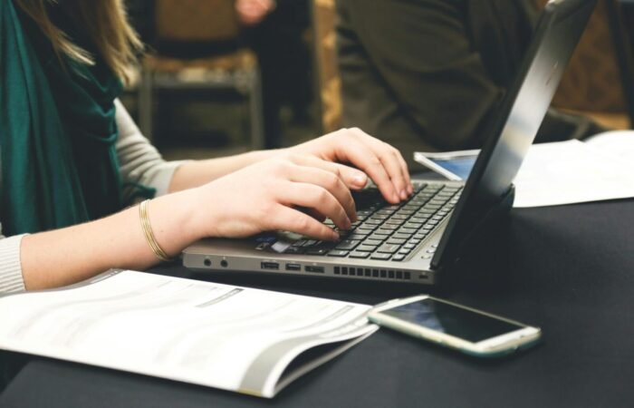 Teks copywriting persuasif di layar laptop yang dirancang khusus untuk meningkatkan konversi penjualan pada landing page UMKM.
