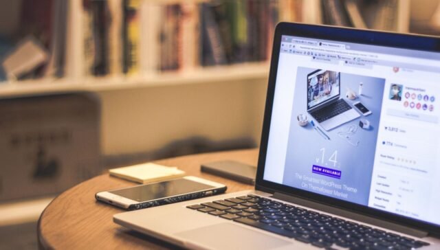 Ilustrasi perbandingan platform pembuat website antara logo WordPress, Webflow, dan Wix untuk kebutuhan aset digital bisnis.