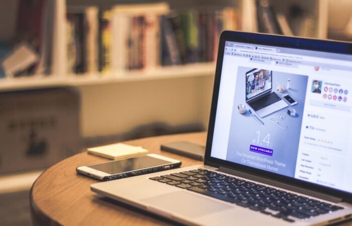 Ilustrasi perbandingan platform pembuat website antara logo WordPress, Webflow, dan Wix untuk kebutuhan aset digital bisnis.
