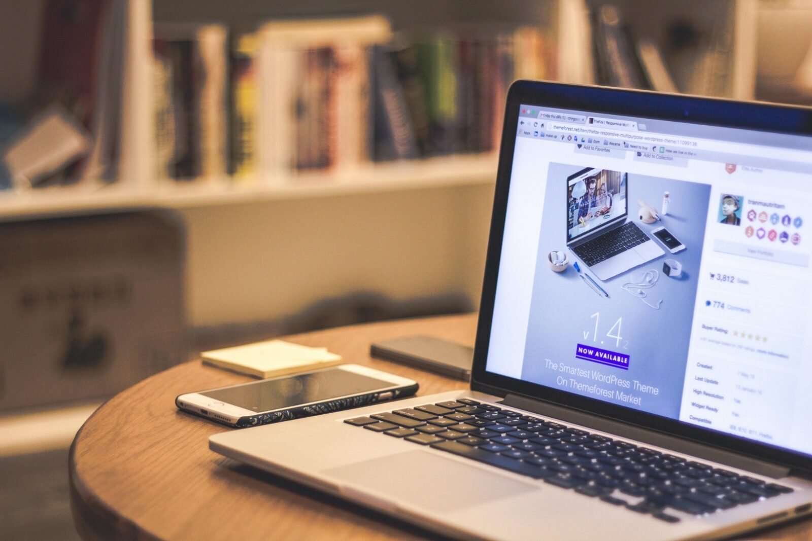 Ilustrasi perbandingan platform pembuat website antara logo WordPress, Webflow, dan Wix untuk kebutuhan aset digital bisnis.